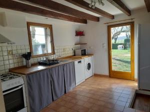 Kitchen o kitchenette sa Gîte à la campagne avec jardin et piscine