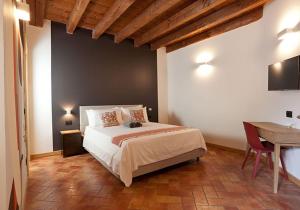 1 dormitorio con cama, mesa y escritorio en ANNAMA Coliving en Brescia