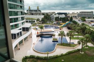 Vista de la piscina de Люкс апартаменты в Анталии с 1 спальней с видом на море o d'una piscina que hi ha a prop