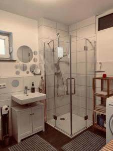 Ένα μπάνιο στο Ferienwohnung Green Garden Berlin
