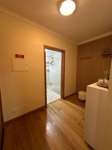 een lege kamer met een deur naar een keuken bij Lido View Holiday Apartment in Funchal
