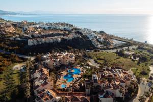 una vista aérea de un complejo junto al océano en Wyndham Grand Costa del Sol, en Mijas Costa