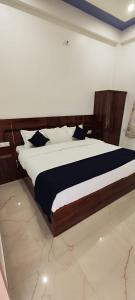 - une chambre avec un grand lit dans l'établissement HOTEL KANAK KUTEER, à Ayodhya