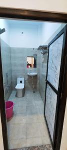 La salle de bains est pourvue de toilettes et d'un lavabo. dans l'établissement HOTEL KANAK KUTEER, à Ayodhya