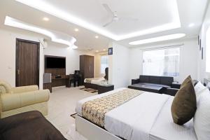 1 dormitorio con 1 cama y sala de estar en Hotel Amara Inn - Near Delhi Airport, en Nueva Delhi