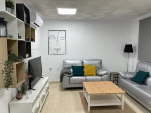 a living room with a couch and a table at La Antigua Editorial in Pozuelo de Zarzón