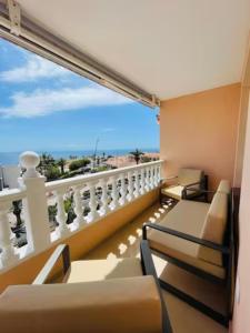 d'un balcon avec des chaises et une vue sur l'océan. dans l'établissement Sand and Sea, à Puerto de Santiago