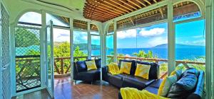 een woonkamer met uitzicht op de oceaan bij Dreamland Paradise Resort in Batangas City