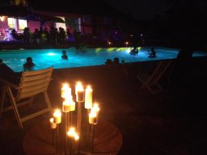 um grupo de pessoas em uma piscina à noite em Ecogarden camping with rooms em Zelarino