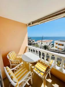 d'un balcon avec une table et des chaises et une vue sur l'océan. dans l'établissement Sand and Sea, à Puerto de Santiago