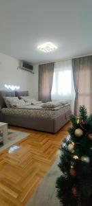 Rúm í herbergi á Apartman Ema