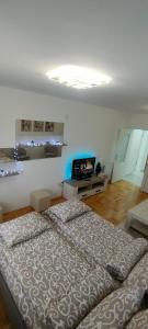 Rúm í herbergi á Apartman Ema