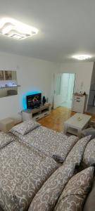 Rúm í herbergi á Apartman Ema