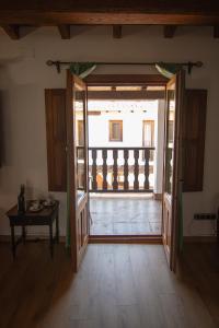 una puerta abierta a una habitación con balcón en Hotel Rural Abadía de Yuste, en Cuacos de Yuste