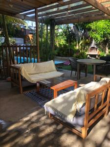 patio z 2 łóżkami, stołem i krzesłami w obiekcie Villa Tikoinjoli w mieście Saint-Pierre