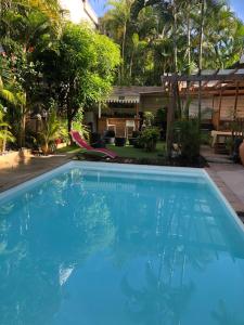 una gran piscina azul en un patio en Villa Tikoinjoli, en Saint-Pierre