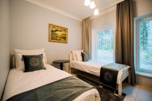 SileneにあるSilene Resort & Spaのベッド2台と窓のある寝室 +37枚の写真