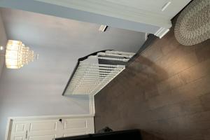 ShayCozyDelux-Room-201 في بيكرينغ: الدرج في غرفة ذات سقف