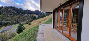 a building with a balcony with a view of a mountain at Majis 4 in Champoussin