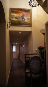 um corredor com um quadro na parede e uma cadeira em B&B La Villa Zarin em Bruxelas