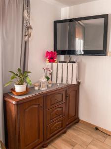 einen Spiegel auf einer Holzkommode in einem Zimmer in der Unterkunft DOLINA ROZTOKI-mieszkanie,pokoje lub domek z lokalem na poddaszu in Bircza