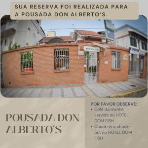 ein Backsteingebäude mit einem Tor davor in der Unterkunft Dom Fish Hotel & Rede Hs Hotelaria in Florianópolis