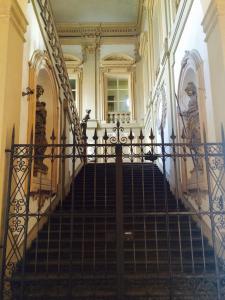 Bild einer Treppe in einem Gebäude in der Unterkunft TL Palazzo Fantuzzi in Bologna