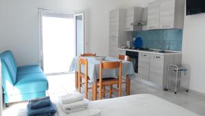 a kitchen with a table and chairs in a room at mare blu in Gizzeria