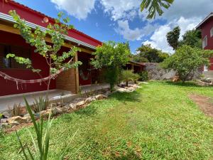 una casa con un patio delante de ella en Pousada Rubbi Violeta en Alto Paraíso de Goiás