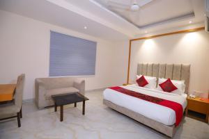 Hotel Stanley- Near Delhi Airport tesisinde bir odada yatak veya yataklar