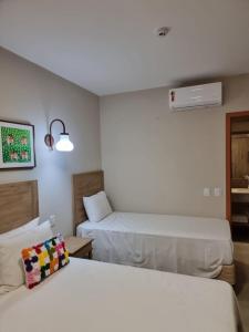 um quarto com duas camas num quarto em Resort QSB - Conforto e Lazer no Centro - Proprietário em Pirenópolis