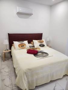 - une chambre avec un grand lit blanc et des draps blancs dans l'établissement Appartement dans le 8e arrondissement de Lyon (T2), à Lyon