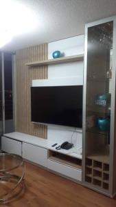 En tv och/eller ett underhållningssystem på Bonito departamento VIP estreno en Condominio