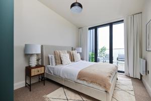 The South Woodford Place - Adorable 2BDR Flat with Balcony 객실 침대