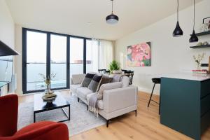 倫敦的住宿－The South Woodford Place - Adorable 2BDR Flat with Balcony，客厅配有沙发和桌子