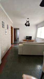 ein Wohnzimmer mit einem Sofa und einem Fenster in der Unterkunft Apartamento aconchegante no Setor Bueno in Goiânia