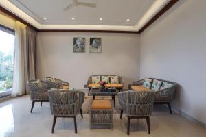 Khu vực ghế ngồi tại StayVista La Paradise Luxurry 2BR Villa in Amritsar with Private Pool & Lawn