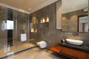 Phòng tắm tại StayVista La Paradise Luxurry 2BR Villa in Amritsar with Private Pool & Lawn