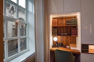a desk with a lamp next to a window at GuimaGold in Guimarães