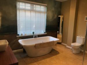 Ένα μπάνιο στο Ultra Stylish furnished Home in Edinburgh +44 φωτογραφίες