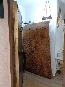 una pared de colmena en una habitación con puerta en La casona de la Azucena, en Guadalajara