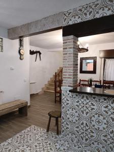 uma sala de estar com lareira e uma escada em La casona de la Azucena em Guadalajara