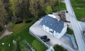 une vue aérienne sur une maison avec un toit bleu dans l'établissement Steinershausen, 
