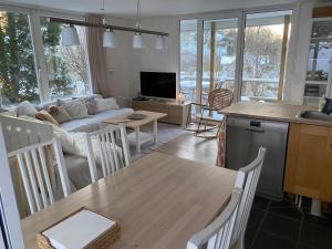 uma sala de estar com um sofá e uma mesa em House with green garden, Göteborg, 6 beds em Lindome