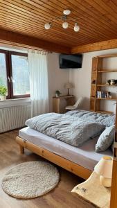 1 dormitorio con 1 cama grande y techo de madera en Ferienwohnung Pfister-Straub, en Bad Kissingen