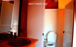 uma casa de banho com um WC e um lavatório em Luxury Desert Romantic Camp em Merzouga
