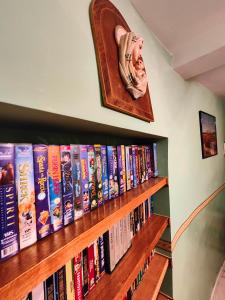 Um monte de livros numa prateleira de livros. em Appartamento in Borgo storico (San Vito Romano) em San Vito Romano
