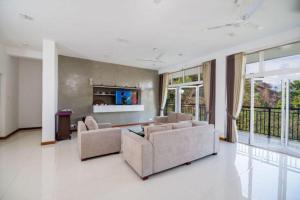 sala de estar con 2 sofás y TV en Kings Hantana en Kandy