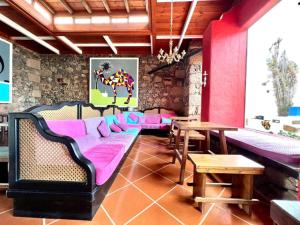 a room with a couch and a table and chairs at Doble con desayuno incluido, Wifi gratis, estupenda piscina en Yaiza in Yaiza