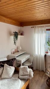 Habitación con escritorio, cama y mesa. en Ferienwohnung Pfister-Straub, en Bad Kissingen